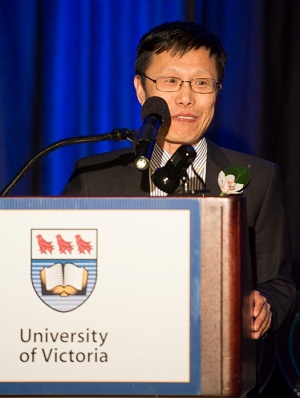 尤其敏博士荣获加拿大维多利亚大学2014年杰出校友奖